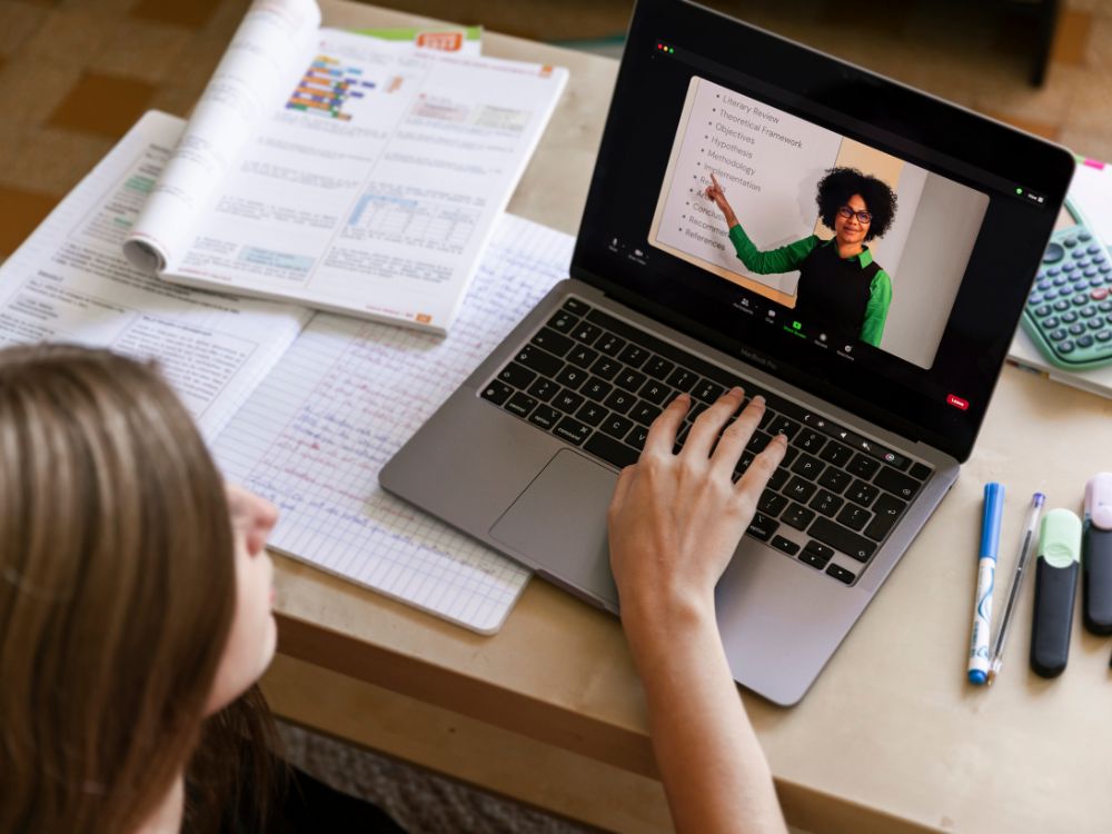 O modelo de aula online e presencial ao mesmo tempo na educação